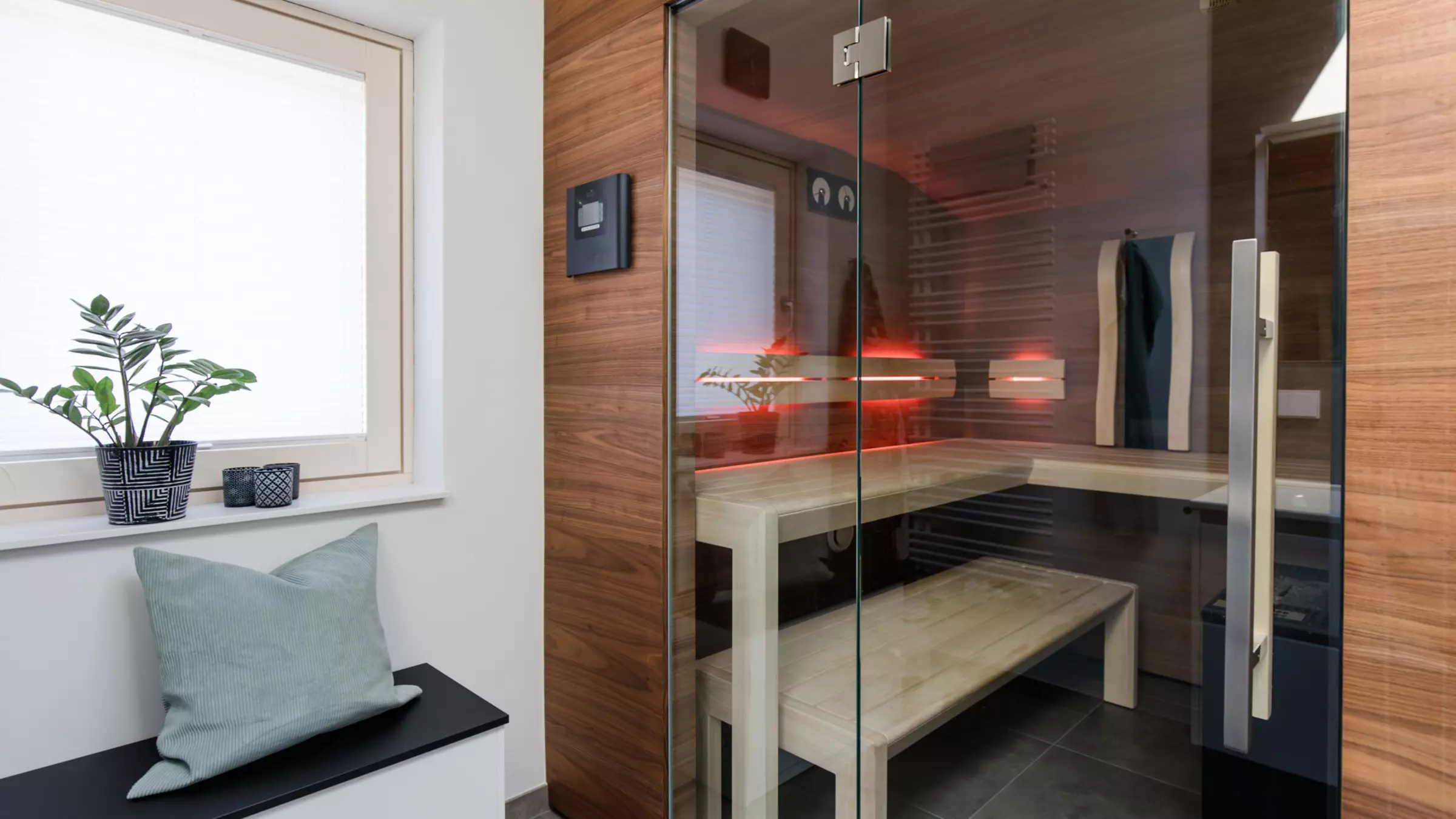 Kompakte Sauna mit Glasfront