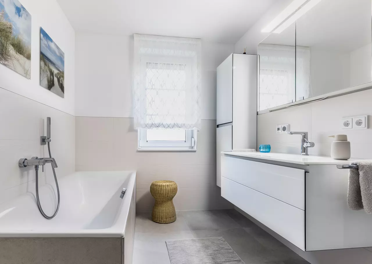 Badezimmer mit Waschtisch, Badewanne & Spiegelschrank