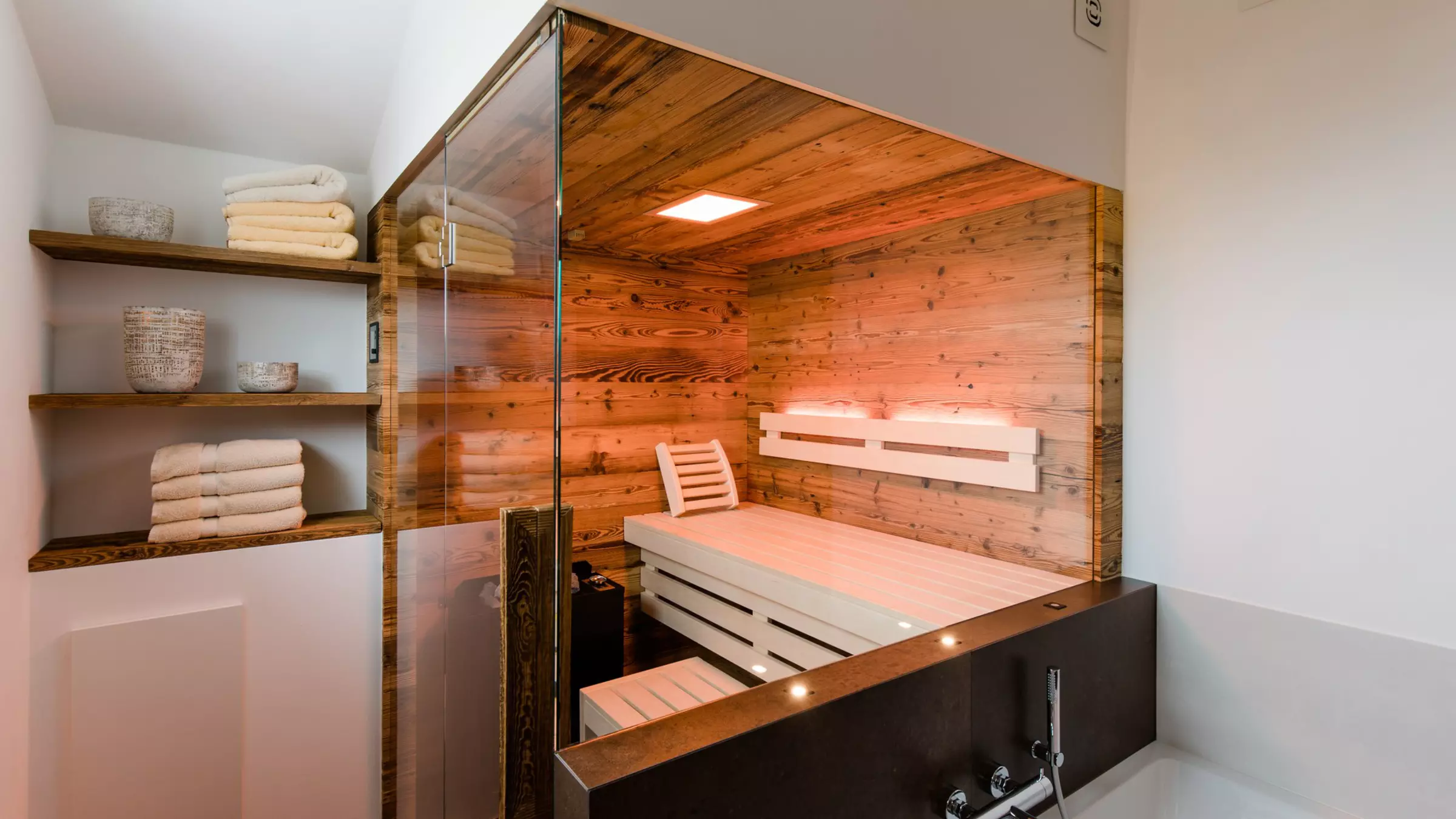 Kompakte Sauna mit Glasfront
