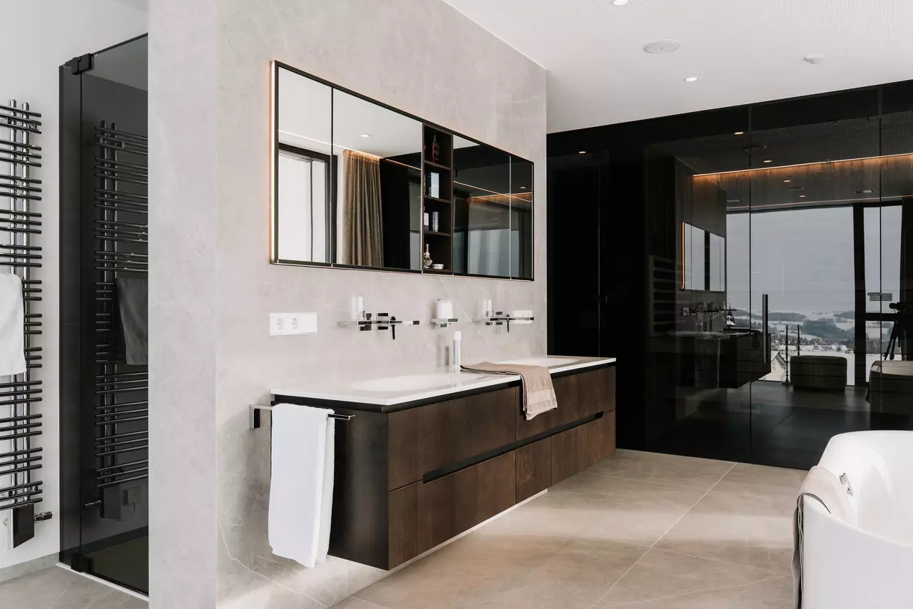 Freihstehende Badewanne, Sauna mit Rauchglastüren integriert ins Badezimmer, Doppelwaschtisch