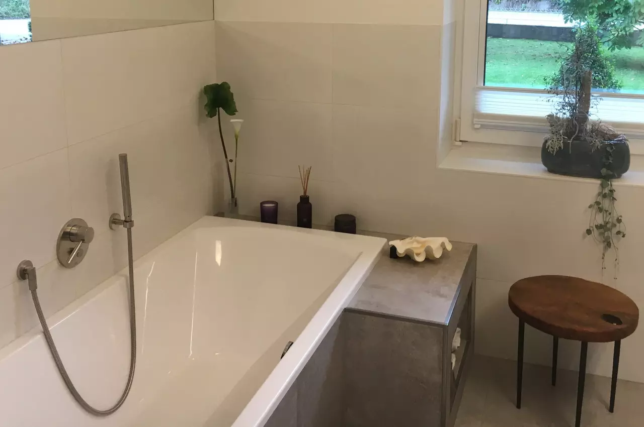 Badewanne und Waschtisch in Badezimmer