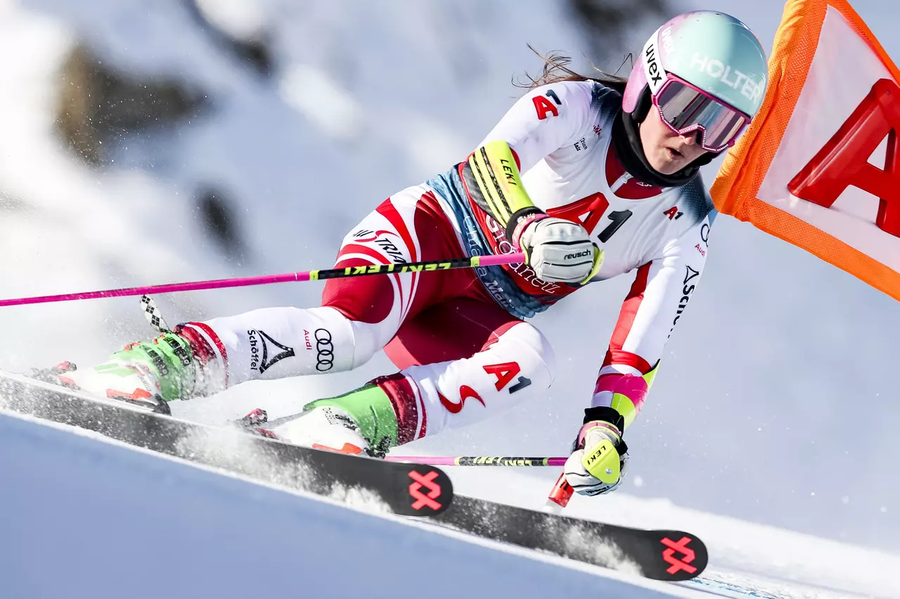Chiara Mair mit Ski