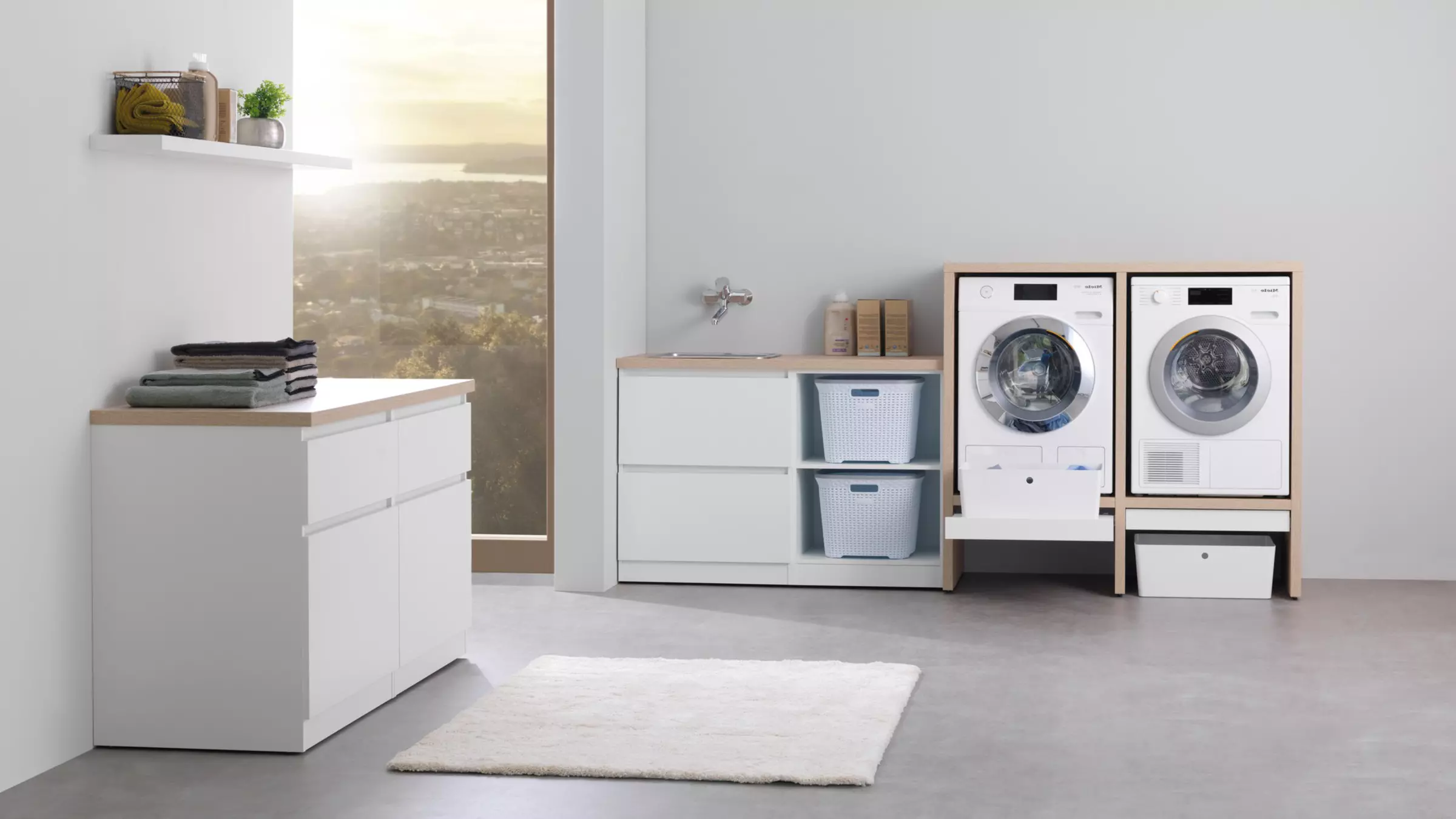 Hauswirtschaftsraum mit weißen Möbeln, Spüle, Waschmaschine und Wäschetrockner