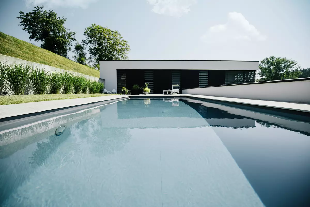 Pool mit modernem Haus im Hintergrund