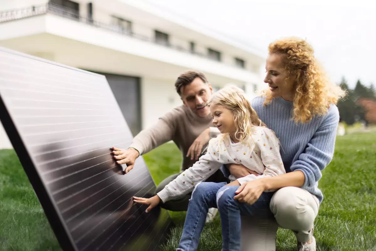 Familie im Garten mit Photovoltaik-Modul